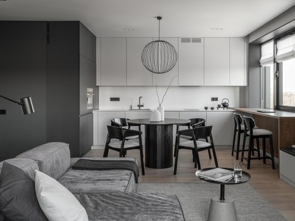 Како изгледа минимализмот во монохроматски пример за стан со функционални&nbsp;решенија